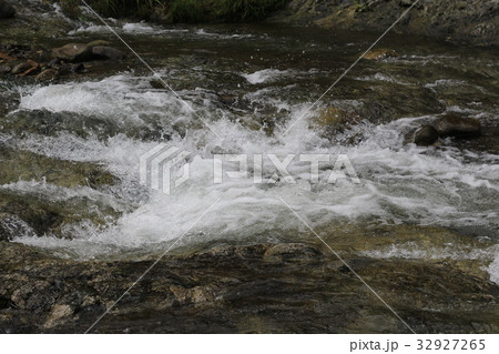 荒い岩肌 32927265