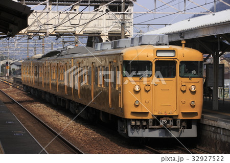 濃黄色の山陽本線115系（AU13Eクーラー搭載） 32927522