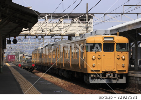 濃黄色の山陽本線115系（AU13Eクーラー搭載） 32927531