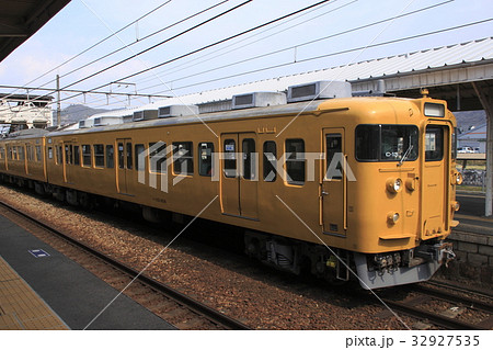 濃黄色の山陽本線115系（AU13Eクーラー搭載） 32927535