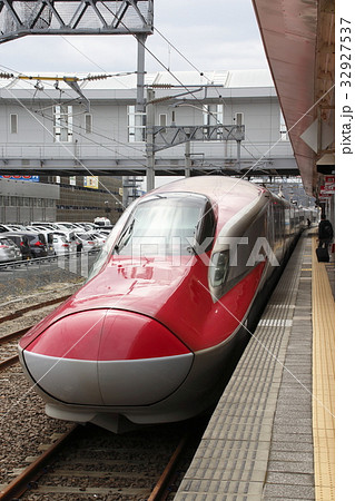秋田駅に停車中の秋田新幹線E6系 秋田駅に停車中の秋田新幹線E6系 32927537