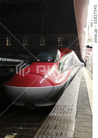 秋田駅に停車中の秋田新幹線E6系 32927545