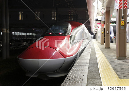 秋田駅に停車中の秋田新幹線E6系 32927546