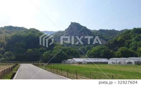 田園と岩山の風景 田園と岩山の風景 32927604