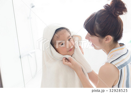 お風呂上りの女の子イメージの写真素材