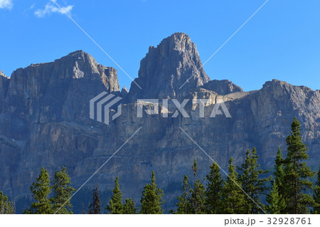 カナディアンロッキー Castle Mountain Chalets からの風景 カナディアンロッキー Castle Mountain Chalets からの風景 32928761