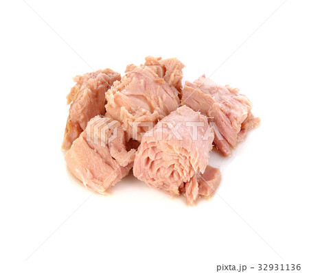 Tuna. Canned fish isolated on white 32931136