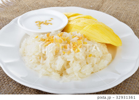 Sweet mango with sticky rice mix with coconut milk 32931361