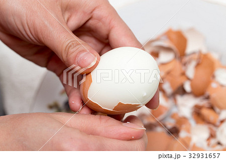 The girl is cleaning the egg with her hands 32931657