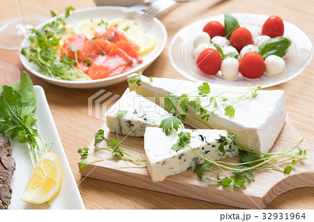 赤ワインと夕食 32931964