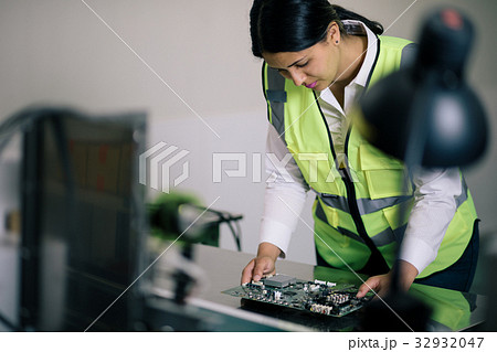 基板をチェックする外国人労働者 基板をチェックする外国人労働者 32932047