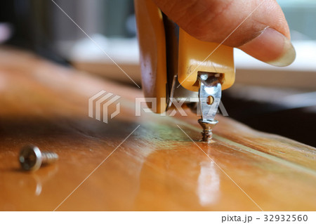 Tightening the screw by mag stapler Tightening the screw by mag stapler 32932560