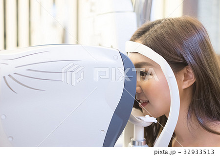 woman with optometry 32933513