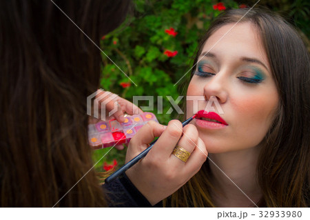 Professional make up artist doing model makeup 32933980