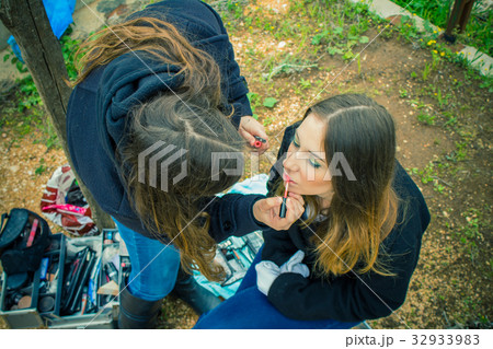 Professional make up artist doing model makeup 32933983
