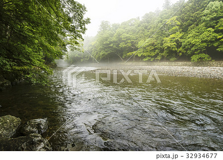 伊勢神宮の内宮の朝　朝靄の五十鈴川　川霧の風景　朝靄の御手洗場　　 32934677