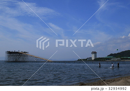 準備中の鳥人間コンテストの櫓と琵琶湖で遊ぶ男性たち 32934992