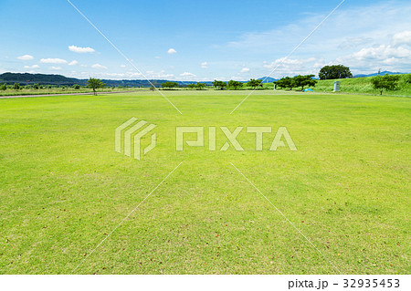 芝生広場と夏の空の写真素材