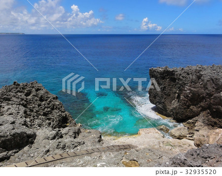 北大東島の海と岸壁 32935520