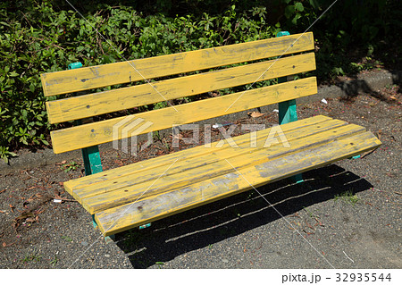 公園の古いベンチ 32935544