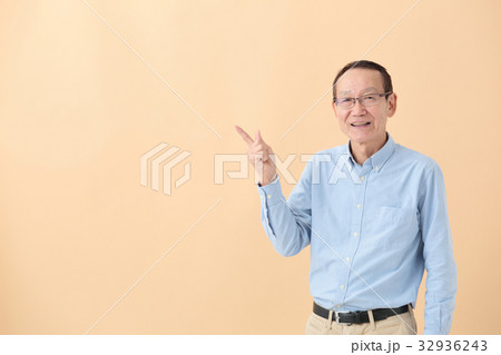 シニア男性 32936243