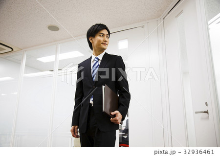 会議　ミーティング　ビジネス　打ち合わせ　オフィス　ビジネスマン　ビジネスウーマン 32936461