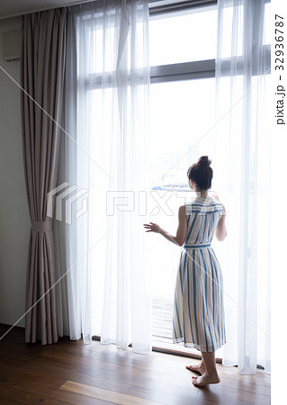 20代女性後姿イメージ 32936787