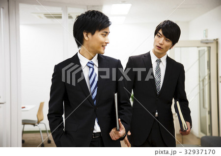 オフィス　ビジネス　会議　打ち合わせ 32937170