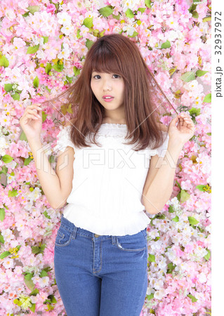 若い女性　ヘアスタイル 32937972
