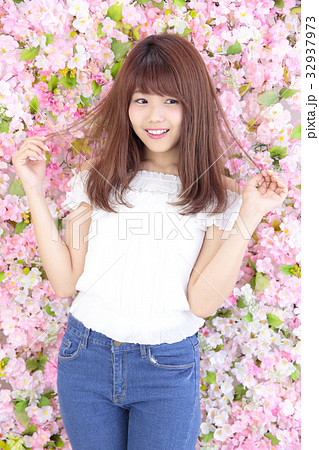 若い女性　ヘアスタイル 32937973