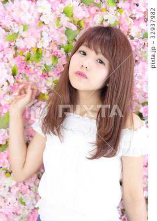 若い女性　ヘアスタイル 32937982