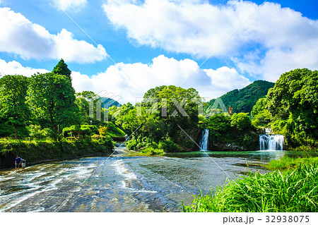 新緑の轟の滝　佐賀県嬉野市 32938075