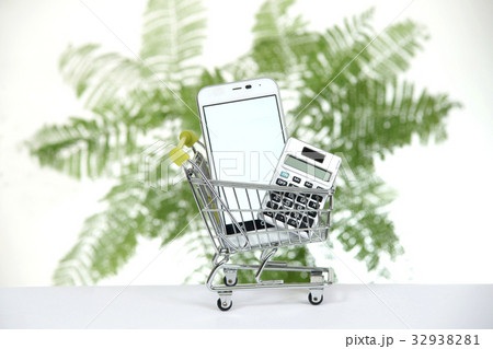 ショッピングカートのスマホと計算機 ショッピングカートのスマホと計算機 32938281