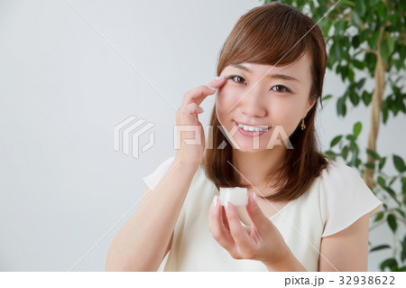 メイクをする人 32938622