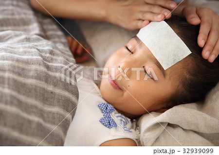 布団で休む幼児 布団で休む幼児 32939099