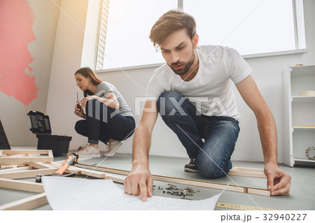 Young couple doing apartment repair together 32940227