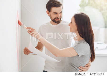 Young couple doing apartment repair together 32940244