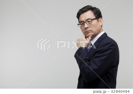 ビジネスマン 考え 考える 32940494