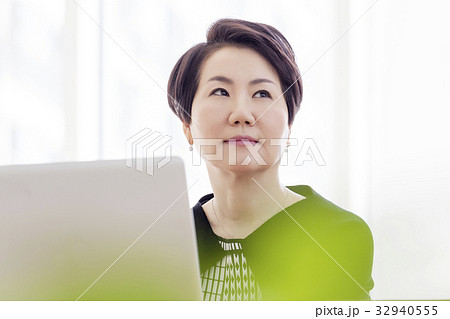 ノートパソコン ノートブック 女性 32940555