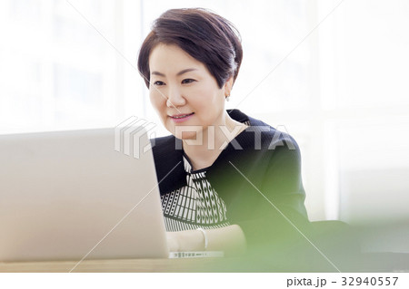 ノートパソコン ノートブック ビジネスウーマン 32940557