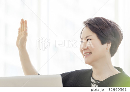 ノートパソコン ノートブック ビジネスウーマン 32940561