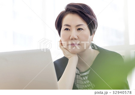 ノートパソコン ノートブック ビジネスウーマン 32940578