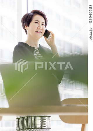 ビジネスウーマン iPhoneの iPhone 32940588