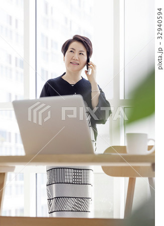 ビジネスウーマン 通信 幸せ 32940594