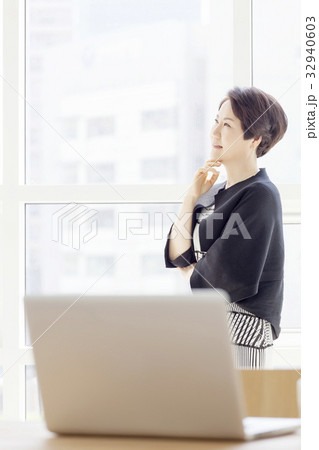 ノートパソコン ノートブック ビジネスウーマン 32940603