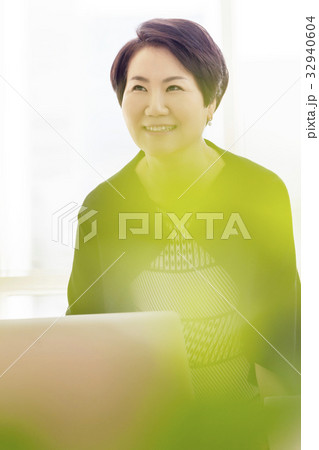 ノートパソコン ノートブック 笑顔 32940604