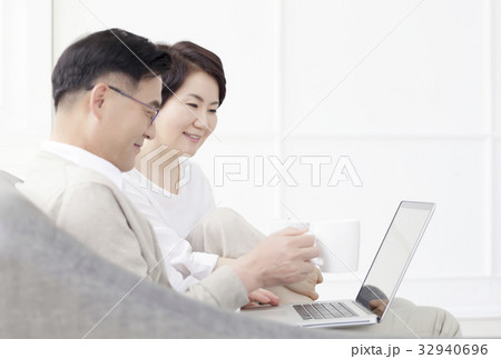 ノートパソコン ノートブック 笑顔 32940696