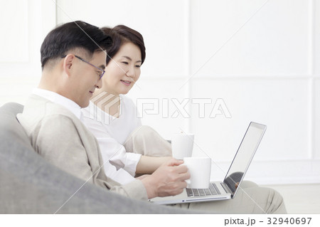 ノートパソコン ノートブック 笑顔 32940697