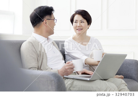 ノートパソコン ノートブック 笑顔 32940703