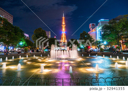 《北海道》札幌大通公園とテレビ塔の夜景 《北海道》札幌大通公園とテレビ塔の夜景 32941355